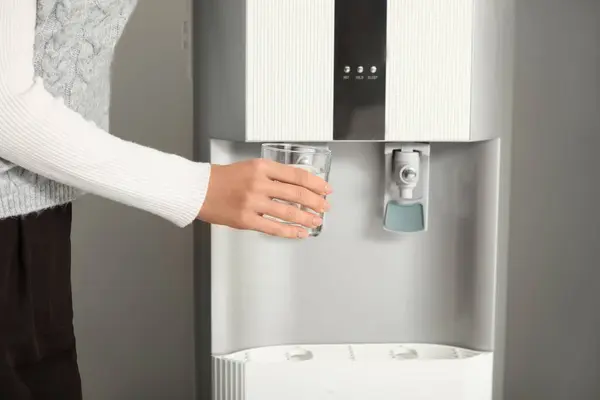 dispensador de agua en oficina